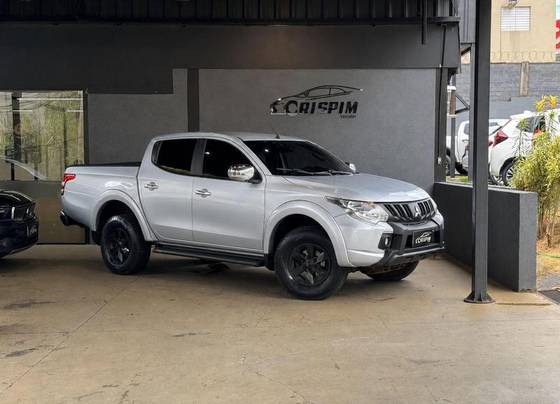 MITSUBISHI L200 TRITON 2.4 16V TURBO DIESEL SPORT HPE CD 4P 4X4 AUTOMÁTICO MITSUBISHI L200 TRITON 2.4 16V TURBO DIESEL SPORT HPE CD 4P 4X4 AUTOMÁTICO